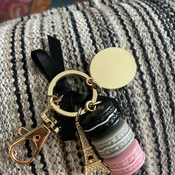 Authentic La Duree macaron keychain - Picture 4 of 4